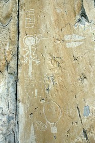 France, Alpes-Maritimes (06), parc national du Mercantour, Vallée des Merveilles parsemée de milliers de gravures rupestres de l'Age de bronze, Pas de l'Arpette, gravure baptisée l'Anthropomorphe aux bras en zigzag et un réticulé de cases qui symboliserait les champs cultivés en haut