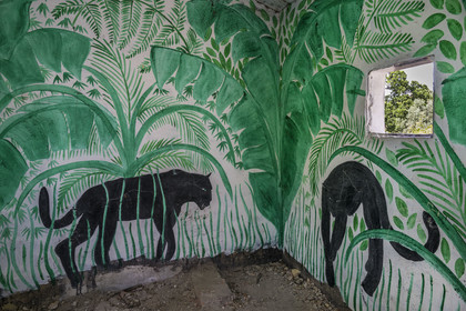 France, Bouches-du-Rhône (13), Marseille, Le Couvent, tiers-lieu, un grand jardin rue Levat mais aussi un lieu culturel hybride avec sa cité d’artistes, des expositions, des concerts ou encore des projets ouverts au voisinage, peinture murale de deux panthères noires dans la jungle dans une ancienne petite chapelle dans le jardin