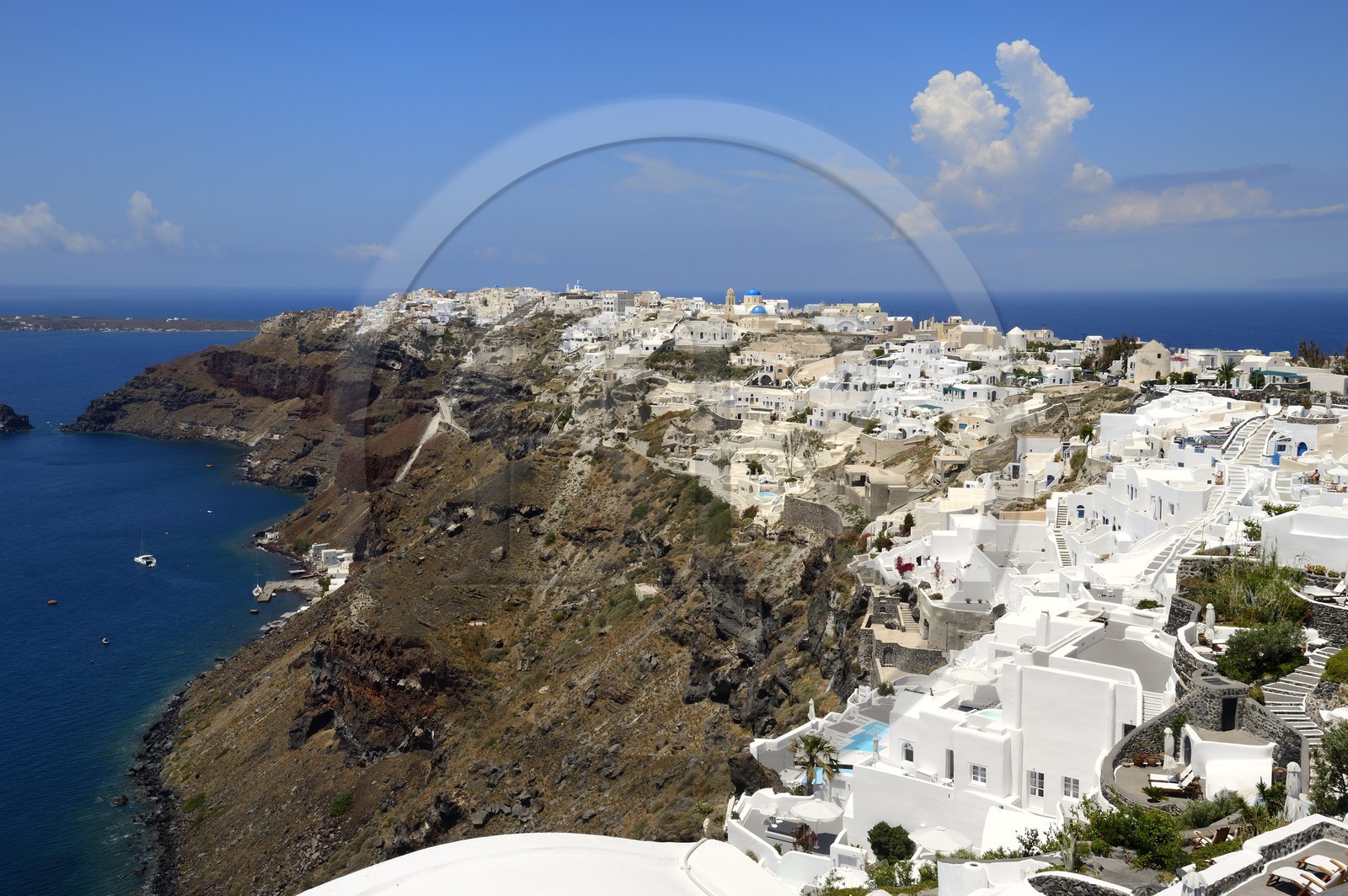 Grèce, Les Cyclades, mer Égée, île de Santorin (Thira ou Théra), le village de Oia qui surplombe la Caldera