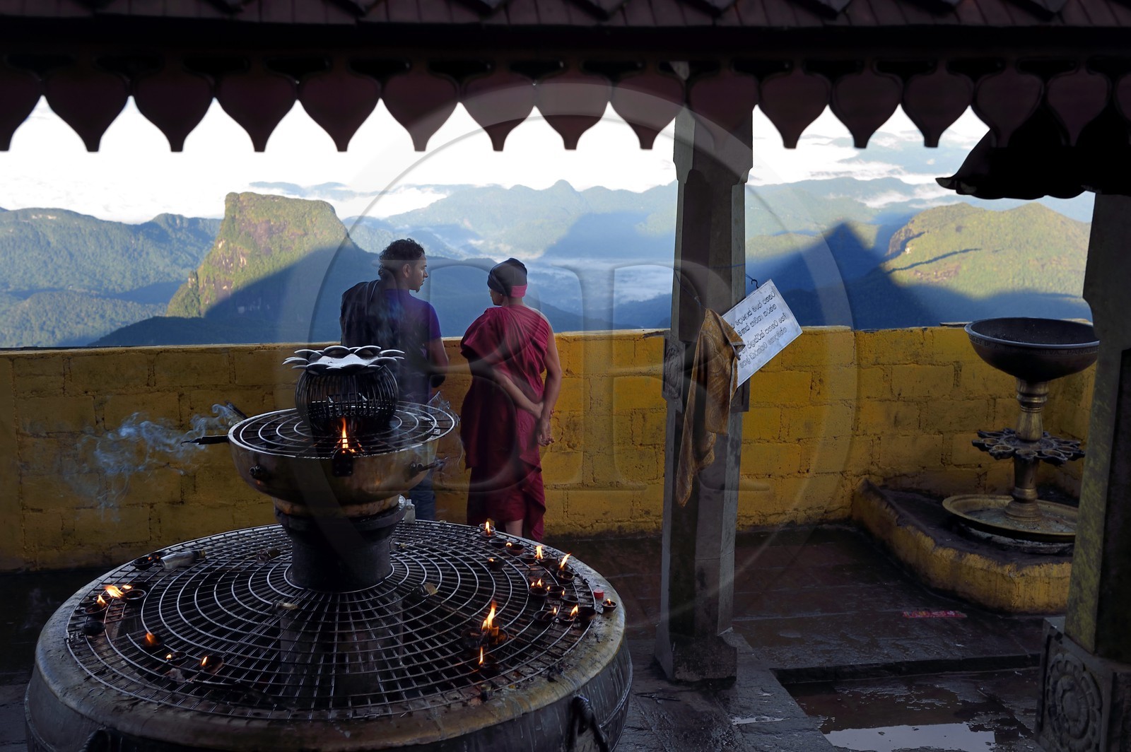 Sri Lanka, province du centre, Dalhousie, lever de soleil sur le Pic d'Adam (Adam's Peak), l'ombre triangulaire de l'Adam's peak se reflète sur la brume matinale