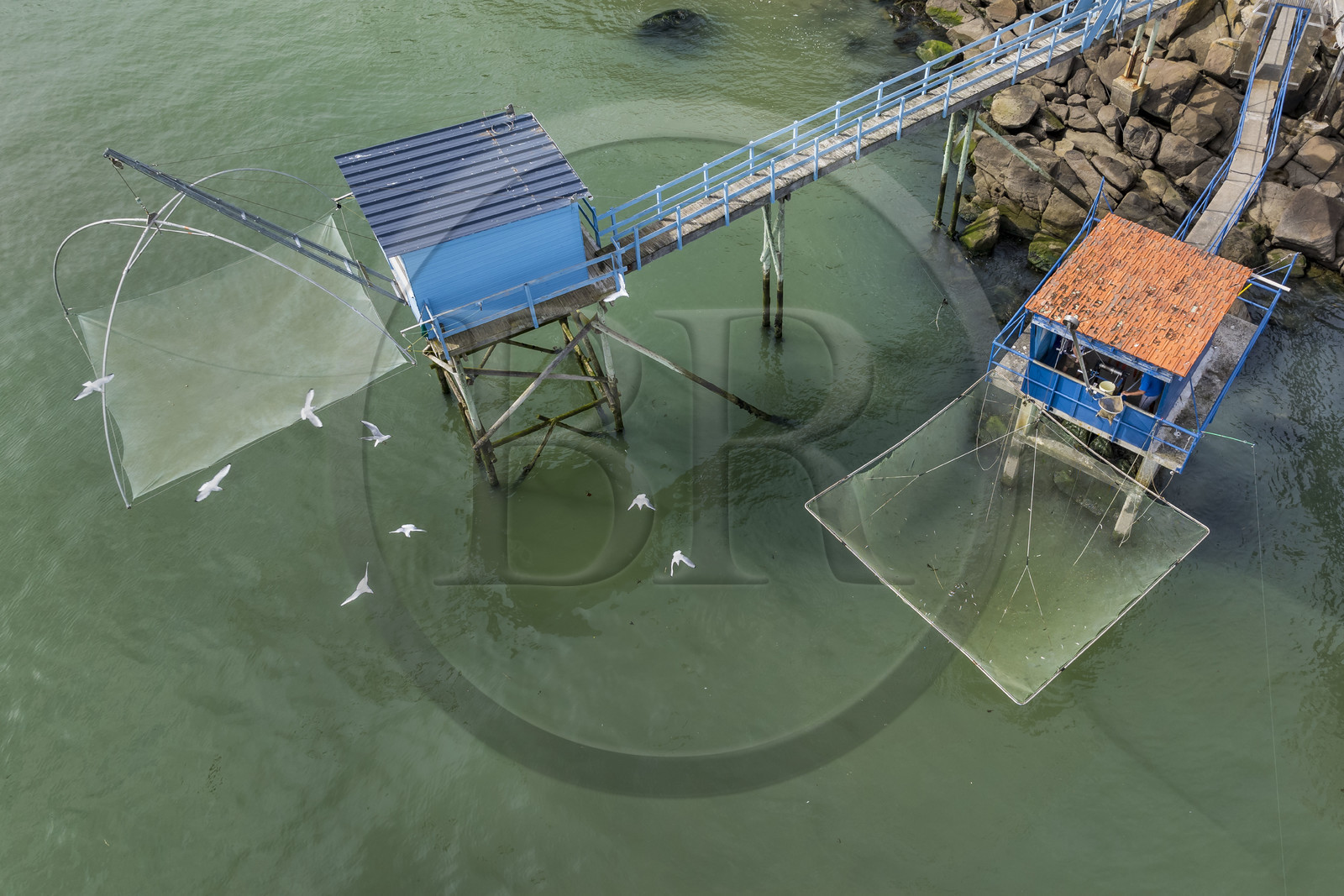 France, Loire-Atlantique (44), Estuaire de la Loire, Saint-Nazaire, plage de Trébézy, pêcheries de Gavy, le pêcheur Roland Dupont dans sa cabane de pêche traditionnelle au carrelet (vue aérienne)