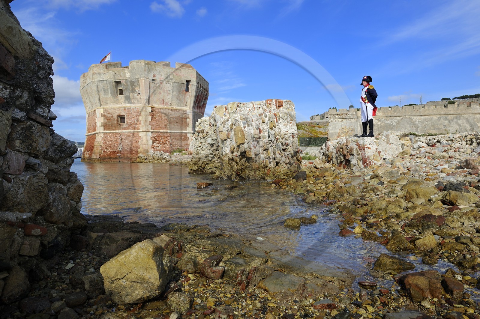 Italie, Toscane, l’Ile d’Elbe, Portoferraio, la Tour Torre del Martello à l'entrée du vieux Port