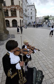 Pologne, Cracovie, vieille ville (Stare Miasto), jeunes violonistes en costume sur la place du March