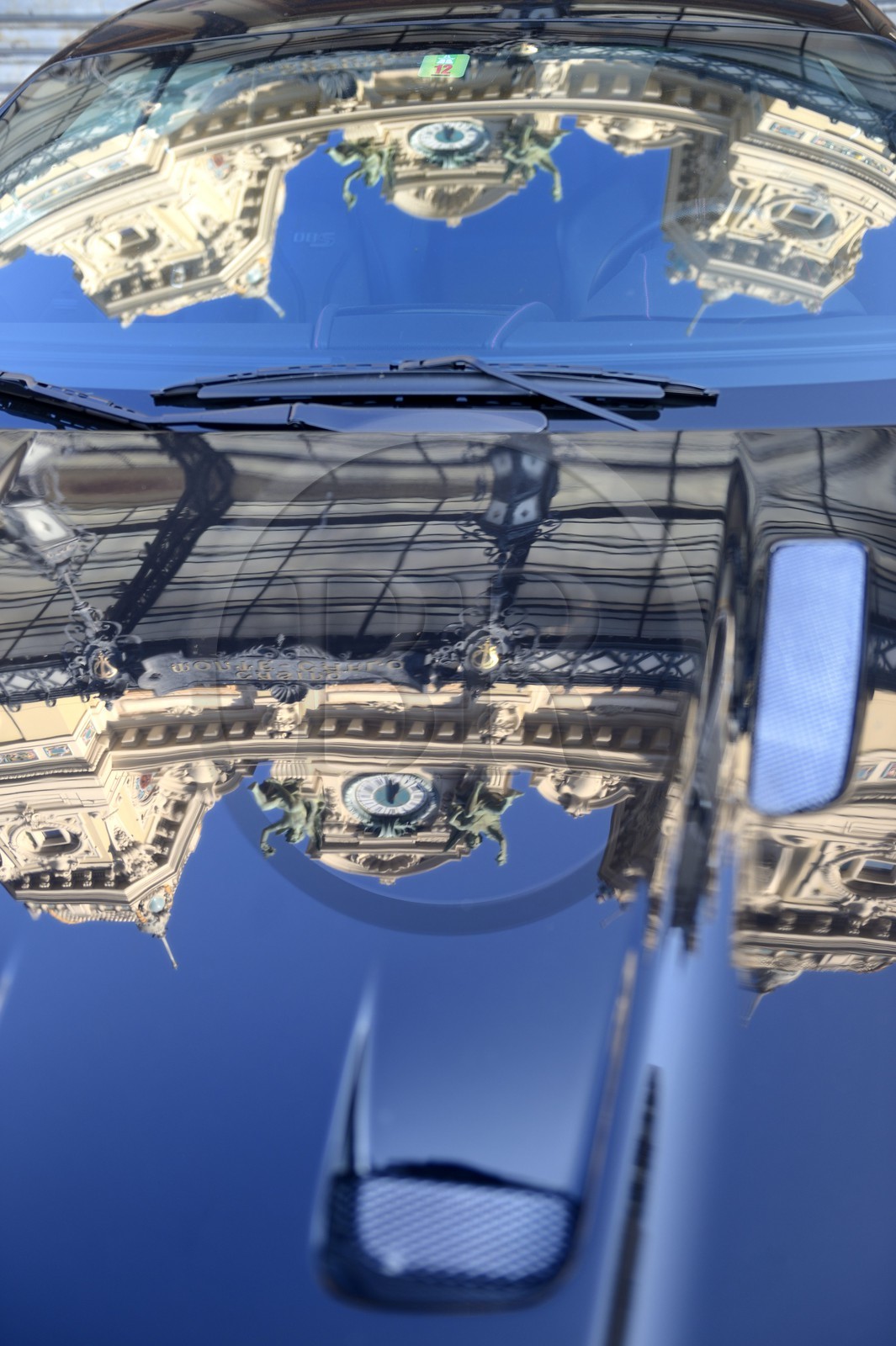 Principauté de Monaco, Monaco, Monte-Carlo, Société des Bains de Mer de Monaco, le casino se reflétant sur le capot d'une voiture de luxe, Mention obligatoire : Société des Bains de Mer de Monaco