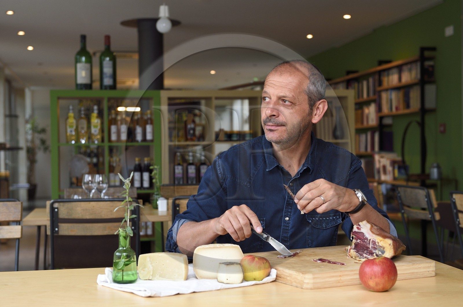 France, Corse-du-Sud (2A), Vallée du Prunelli, Bastelica, Boutique Hotel Artemisia, son directeur Christophe Gandon déguste un jambon pays accompagné de produits locaux, pomme, fromages de chèvre et brebis