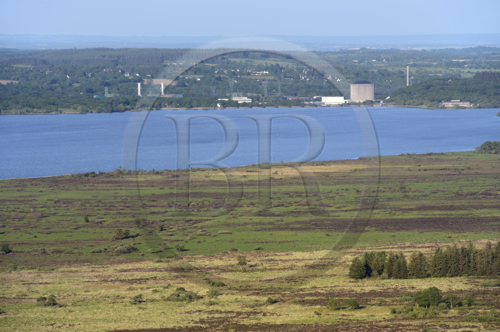 France, Finistère (29), parc naturel régional d'Armorique, Monts d'Arrée, Brasparts, l'ancienne centrale nucléaire en bordure du réservoir de Saint-Michel et le marais du Yeun-Elez