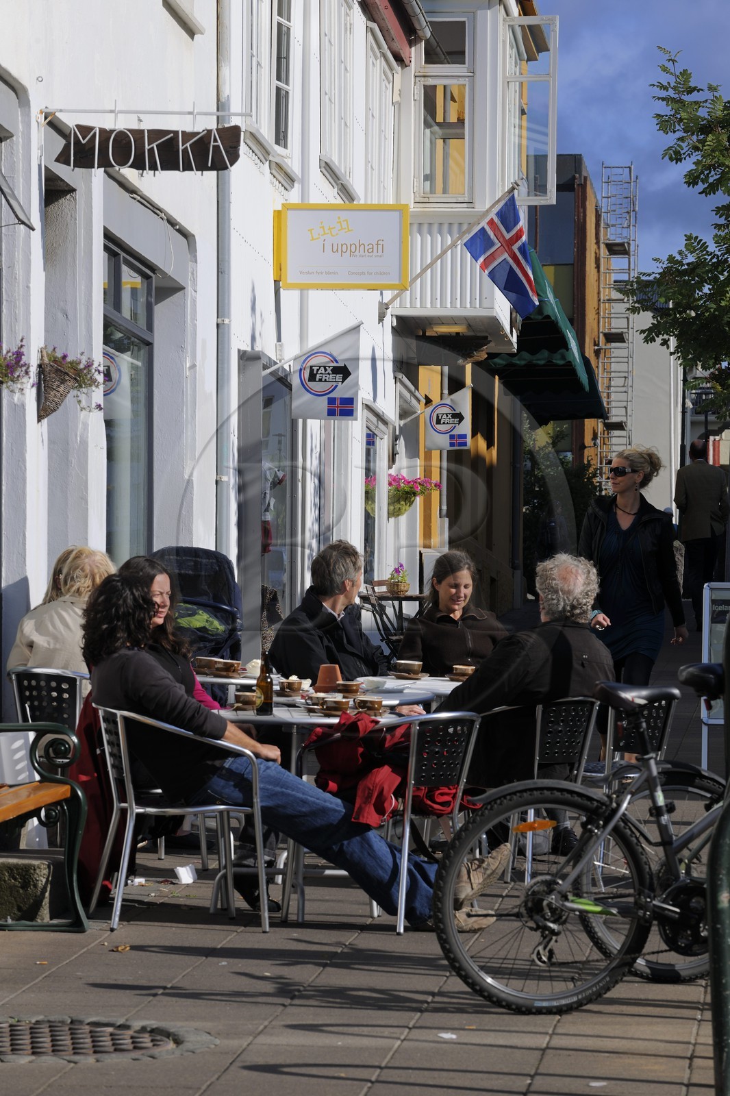 Islande, Reykjavik, terrasse de café dans la rue Skolavordustigur de la vieille ville