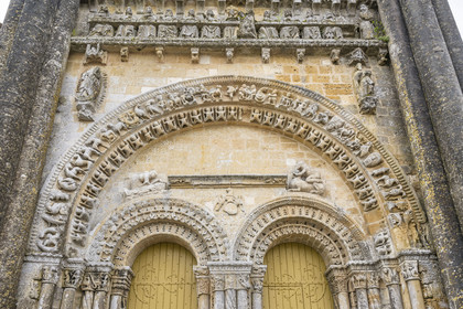 France, Vendée (85), Vouvant, labellisé Les Plus Beaux Villages de France, l'église Notre-Dame-de-l'Assomption, portail monumental divisé en deux parties, partie basse romane (XIIe siècle) et partie haute gothique (XVe siècle)