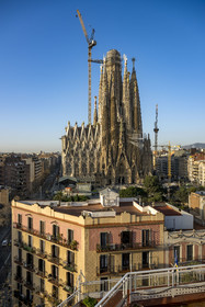 Spain, Catalonia, Barcelona, Eixample district, Sagrada Familia basilica by Catalan modernist architect Antoni Gaudi, listed as a UNESCO World Heritage Site, facade of the Nativity and the surrounding buildings