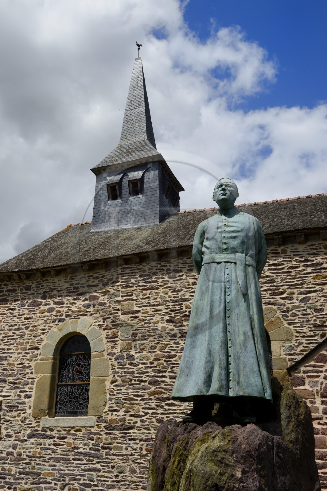 France, Morbihan (56), forêt de Brocéliande, Tréhorenteuc, église Sainte-Onenne ou la chapelle du Graal, dédiée à la mythogie arthurienne, statue de l'abbé Gillard par le sculptuer Mickaël Thomazo