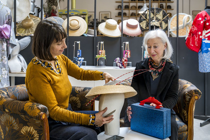 France, Loire-Atlantique (44), Saint-Nazaire, l'espace de travail partagé Le Garage, lieu vivant accueillant 13 ateliers-boutique et artisans dans le domaine de la création artisanale, artistique et numérique, Duo Sac & Chapeau, la modiste Nelly Bichet à gauche et Catherine Roncin créatrice des sacs