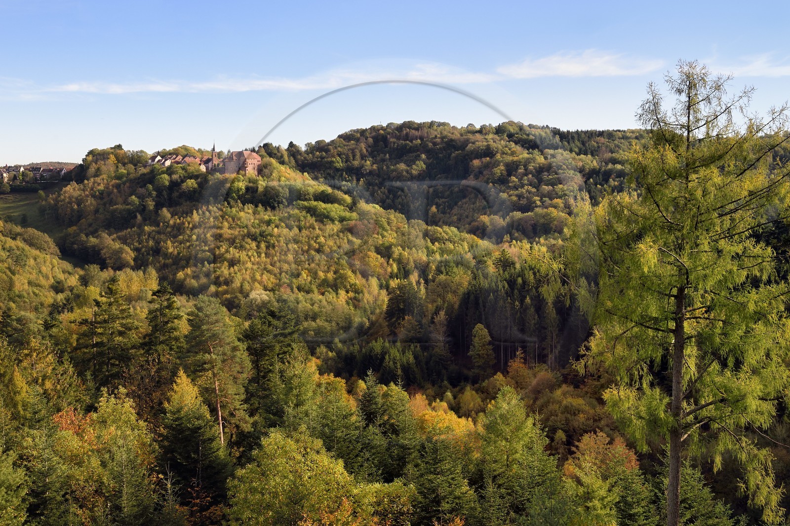 France, Bas-Rhin (67), Parc Naturel régional des Vosges du Nord, La Petite Pierre, le Rocher Blanc qui permet de bénéficier d’une belle vue sur la vieille ville et le Chateau