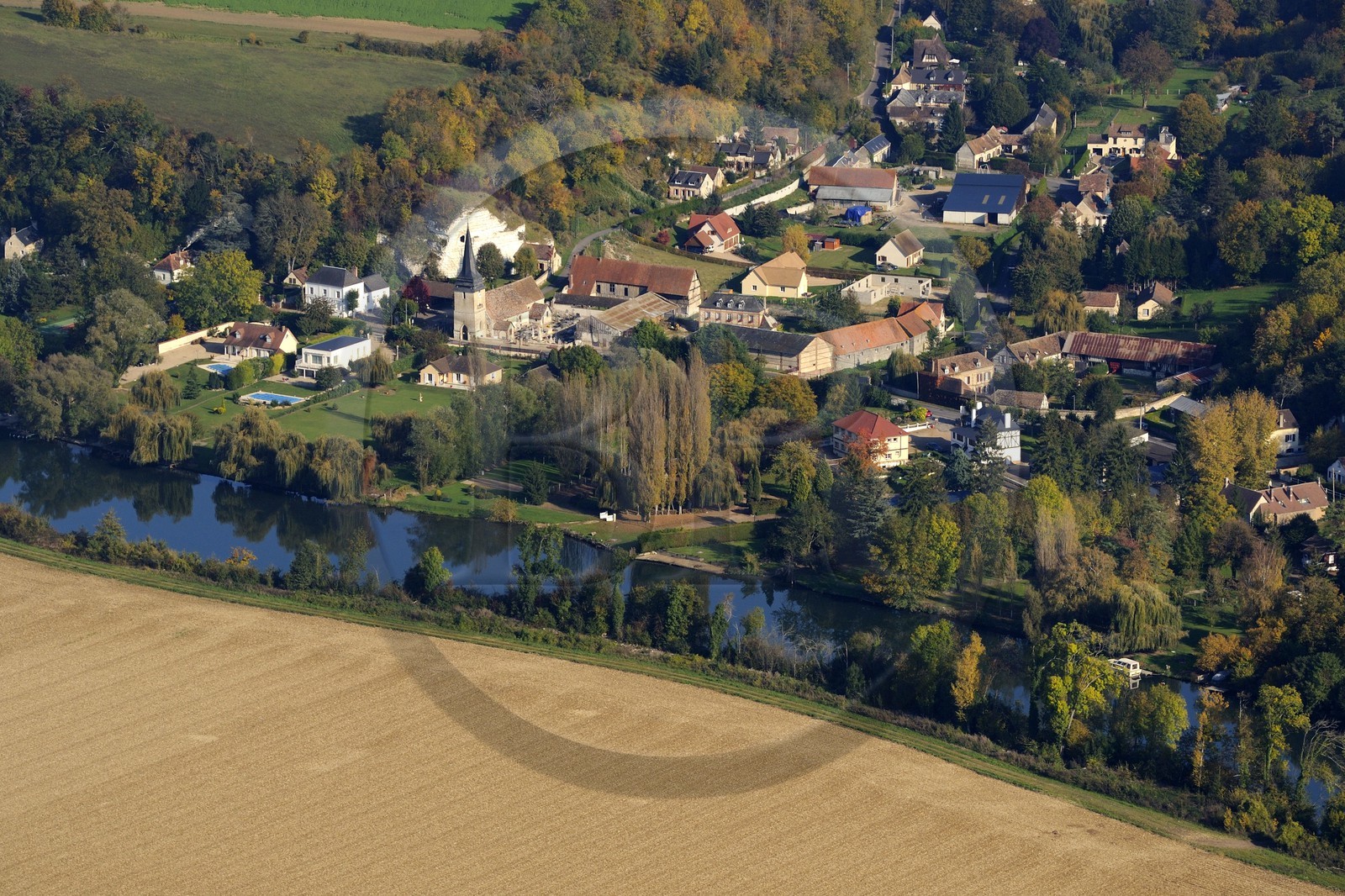France, Eure (27), le village de Connelles au bord d'un bras de la Seine (vue aérienne)