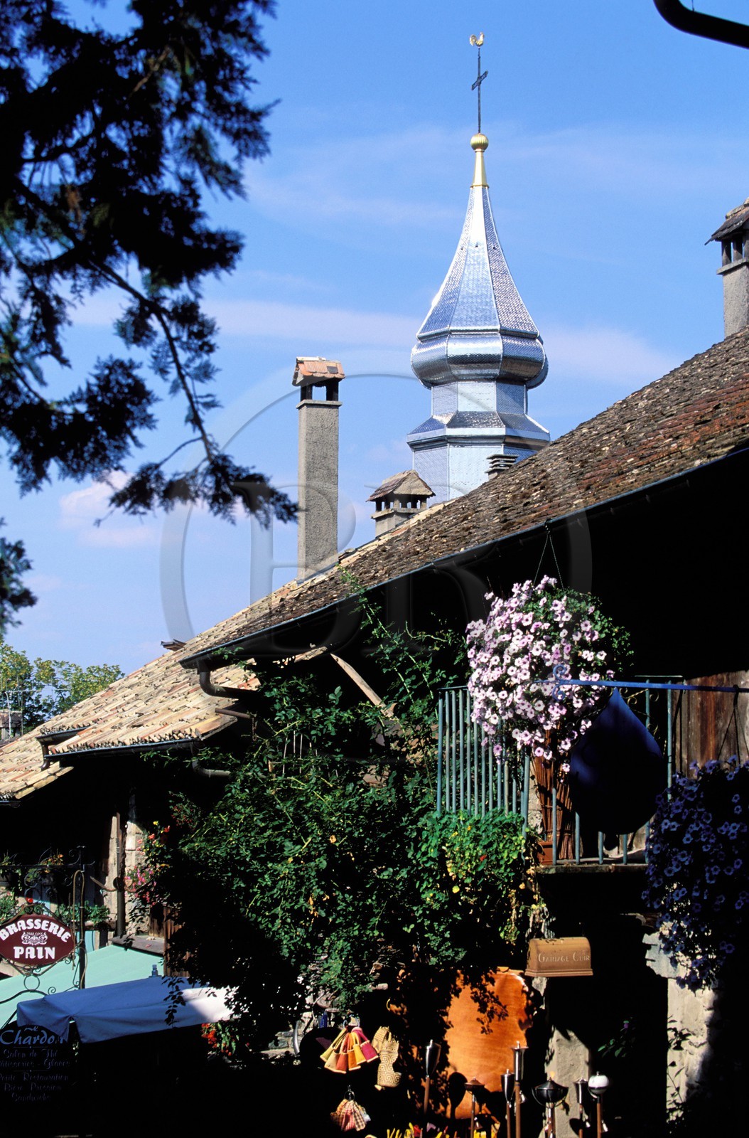 France, Haute-Savoie (74), Yvoire, labellisé Les Plus Beaux Villages de France, le clocher à bulbe de l' église