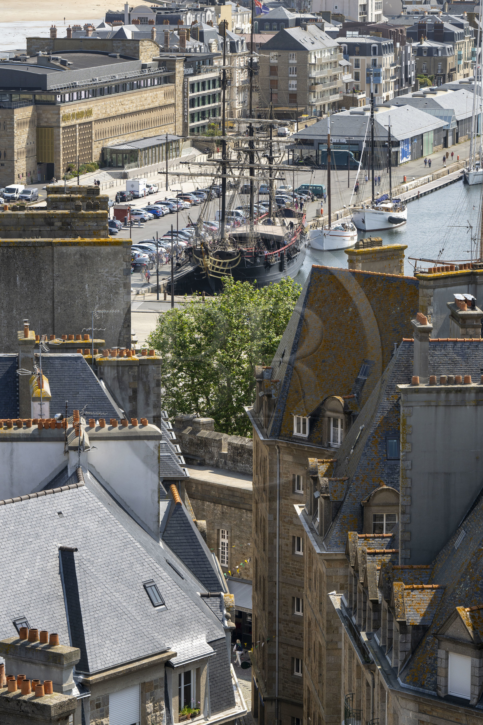 France, Ille-et-Vilaine (35), Côte d'Emeraude, Saint-Malo intra-muros et le trois-mâts Etoile du Roy réplique inspirée d'une frégate corsaire anglaise en arrière plan