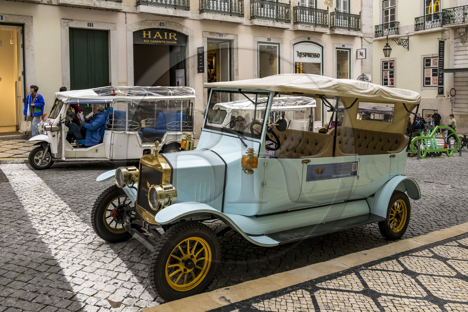Portugal, Lisbonne, Bairro Alto, voiture de transport pour touristes, une réplique électrique de voiture ancienne et Tuk Tuk