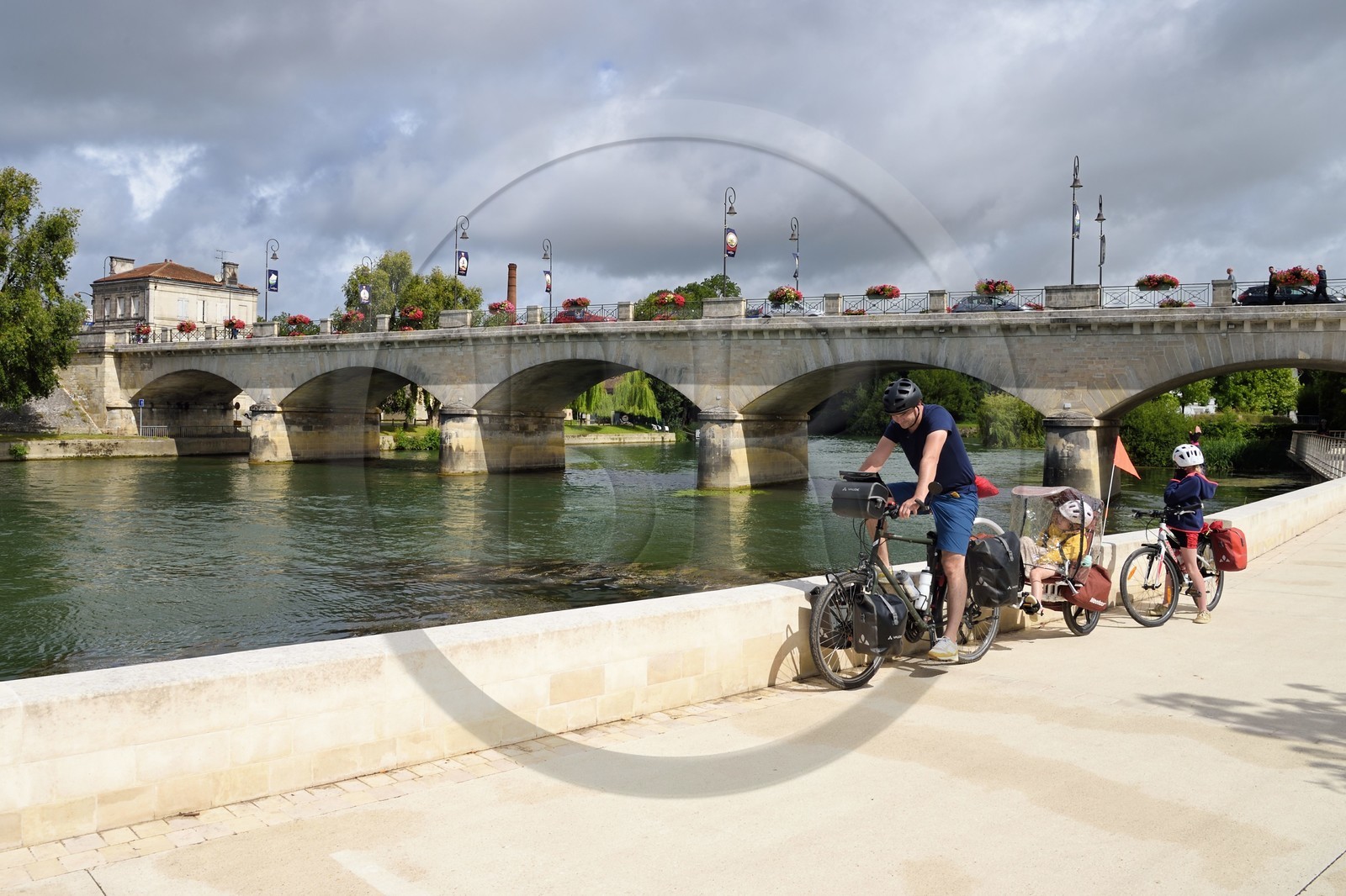 France, Charente (16), Cognac, la porte Saint-Jacques, la maison de cognac Hennessy et les quais de la Charente