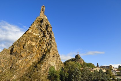 France, Haute-Loire (43), Le Puy-en-Velay, étape classée Patrimoine Mondial de l'UNESCO dans le cadre des chemins de Compostelle, vue sur la ville avec la Chapelle Saint-Michel d'Aiguilhe perchée sur un piton volcanique au premier plan, la statue Notre Dame de France (de 1860) sur le Rocher Corneille surplombant la cathédrale Notre Dame de l'Annonciation du XIIe siècle en arrière plan
