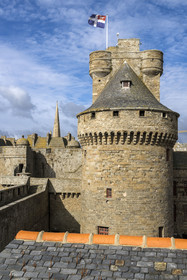 France, Ille et Vilaine, Cote d'Emeraude (Emerald Coast), Saint Malo, the castle of Saint-Malo (15th century) houses the Town Hall and Large Keep on which the city flag flies