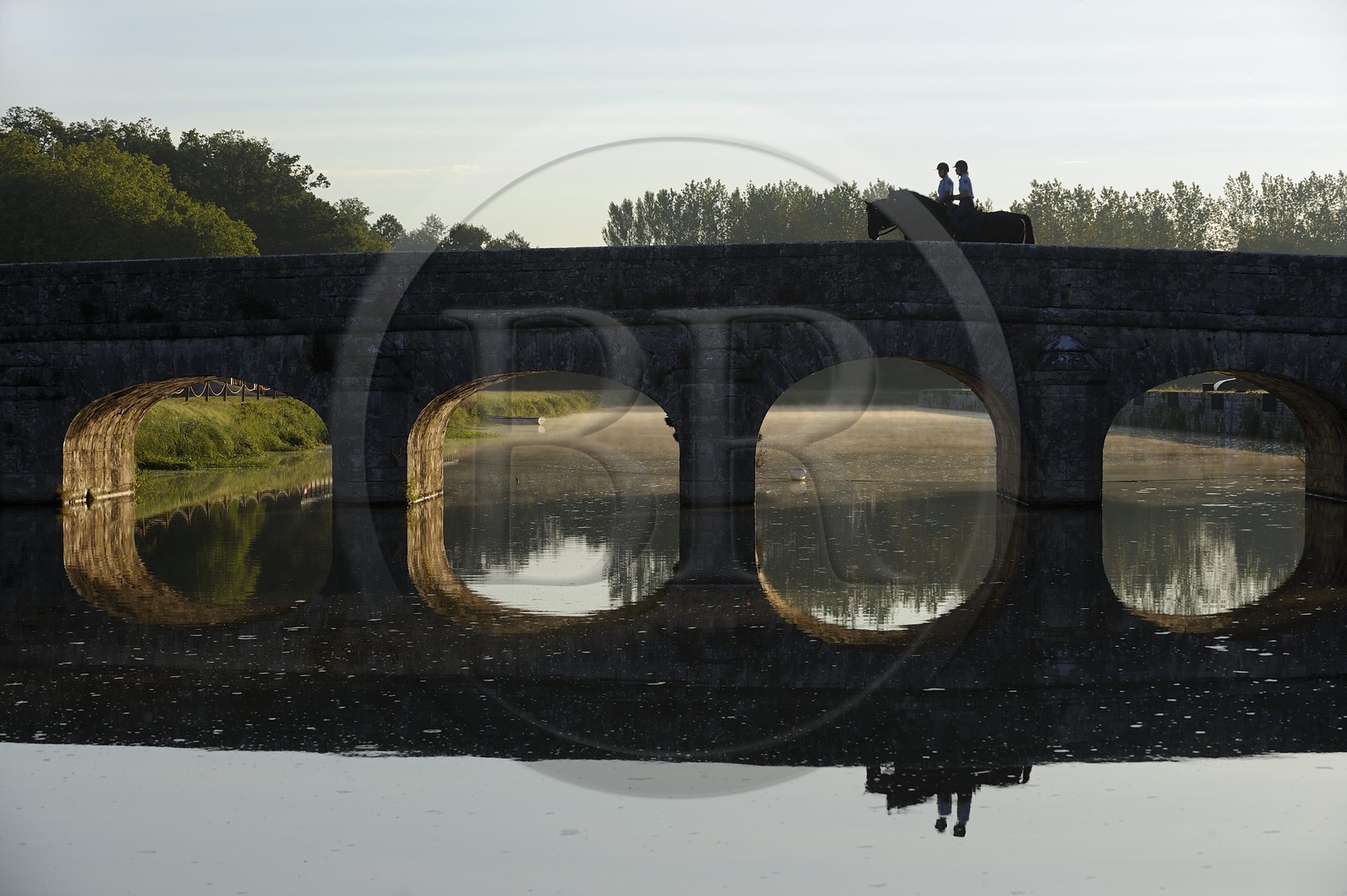 France, Loir et Cher (41), Vallée de la Loire classée Patrimoine Mondial de l' UNESCO, château de Chambord, pont sur le canal