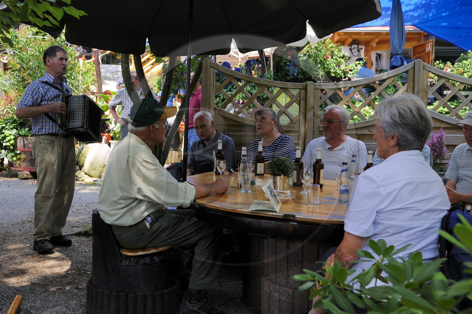 Allemagne, Forêt Noire, Schwartzwald, Bade-Würtemberg, région d'Ottenhöffen, auberge de la Benz-Mühle, un accordéoniste joue et chante des Lieder de la région