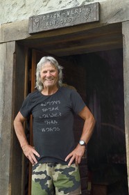 France, Haut-Rhin (68), Parc naturel régional des ballons des Vosges, Storckensohn, montagne de La Tête des Perches, la chaume de Gazon vert, Noël Sutter qui est l'ange gardien du refuge dans l'ancienne ferme