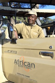 Zimbabwe, province de Matabeleland septentrional, parc national Hwange, Somalisa Camp de African Bush Camps, le guide Michael Padiwa