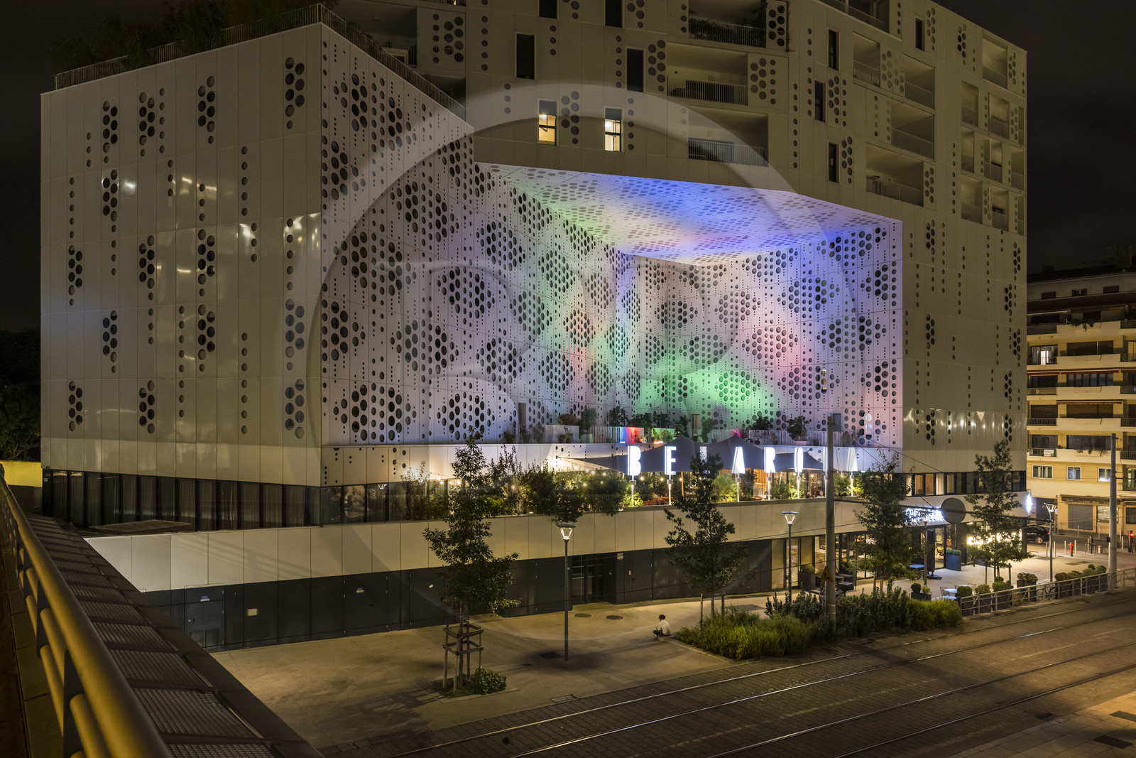 France, Hérault (34), Montpellier, immeuble le Belaroïa regroupant un hotel 4 étoiles le Golden Tulip, un hotel 3 étoiles le Campanile, un restaurant bistronomique Chez Delagare, un bar à cocktail Nectar Cocktail Club, un business center et des appartements privés