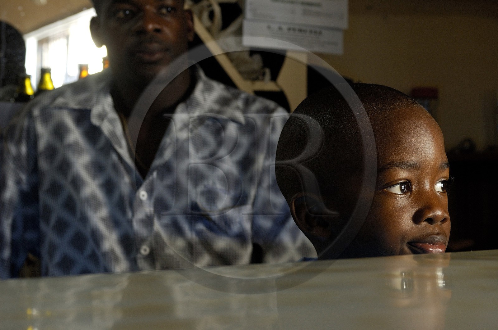 Ile de la Grenade, enfant avec son père dans un bar de la capitale Saint-Georges