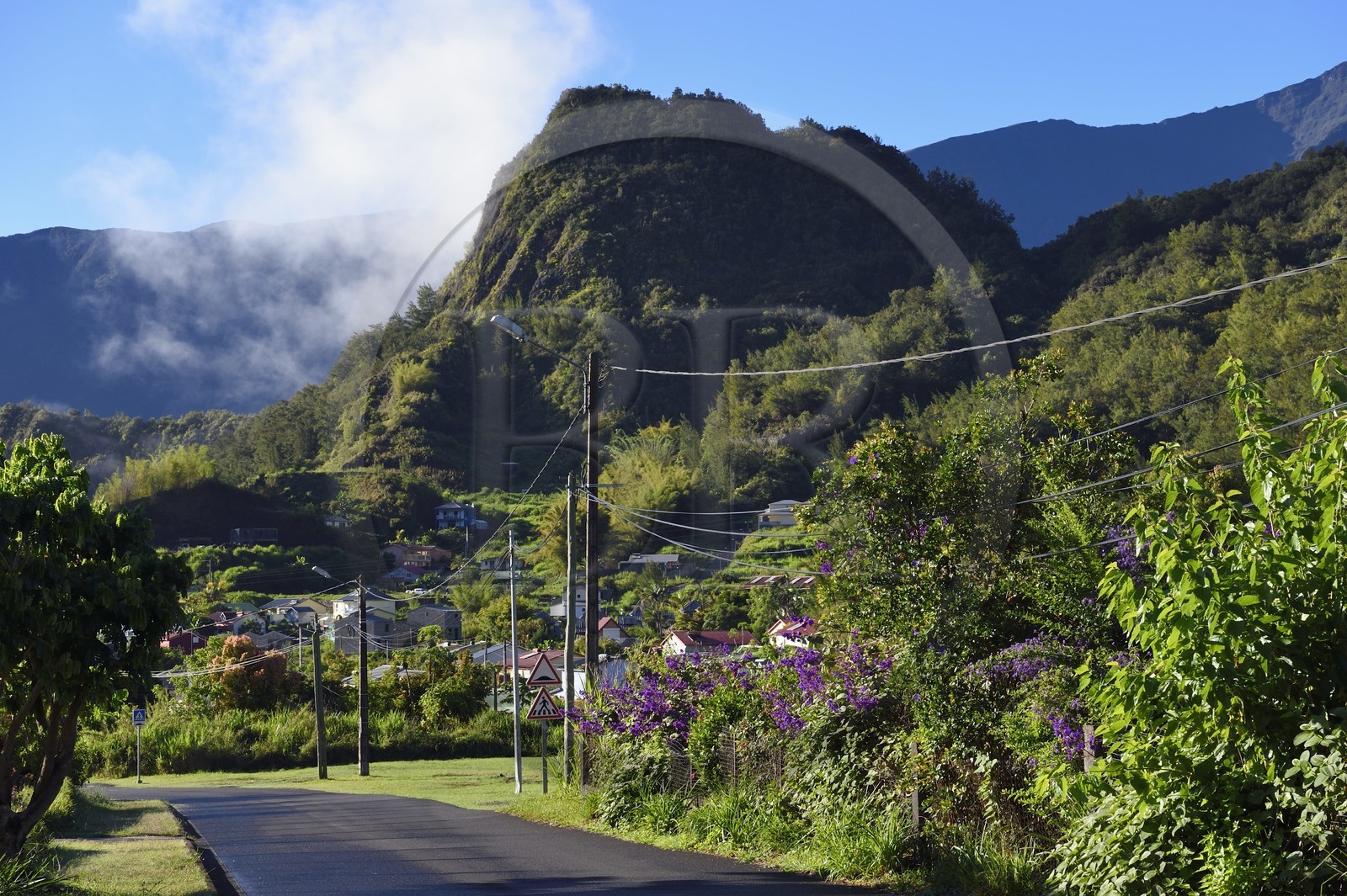 France, Ile de la Reunion, Cirque de Salazie, classé Patrimoine Mondial de l'UNESCO, le village de Mare à Vieille Place dominé par le Piton Gabou