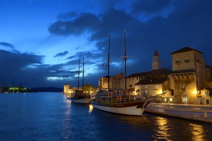 Croatie, Dalmatie, côte dalmate, Trogir, centre historique classé Patrimoine Mondial de l'UNESCO, Couvent bénédictin St Nicolas dont on apercoit le clocher