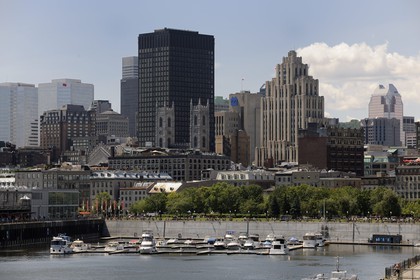 Canada, province de Québec, Montréal, quartier du Vieux-Montréal, panorama sur la ville depuis le bassin de plaisance dans le Vieux-Port