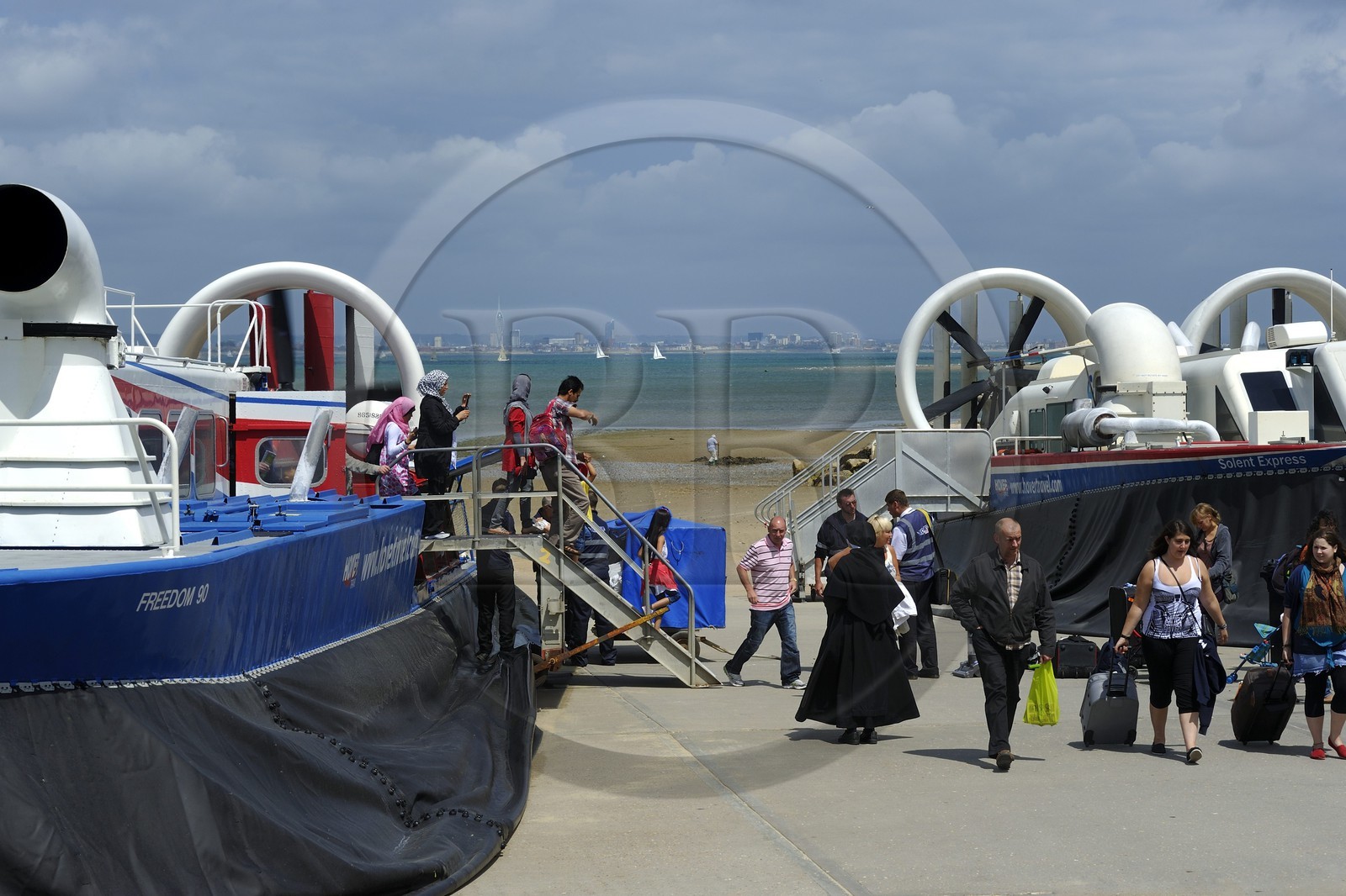 Royaume-Uni, Angleterre, Hampshire, Ile de Wight, Ryde, ferries de Southsea Portsmouth (en arrière plan) à Ryde avec l'aéroglisseur de Hover Travel
