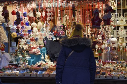 France, Haut-Rhin (68), Colmar, le marché de Noël place de l'Ancienne Douane (Koifhus), étal vendant des décorations de Noël