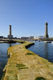 France, Finistère (29), Penmarc'h, Pointe de Penmarch, port Saint-Pierre, phare d'Eckmühl à droite, ancien phare et sémaphore à gauche