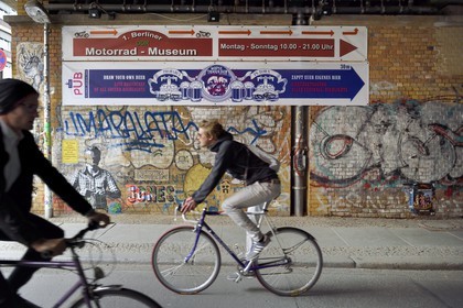 Allemagne, Berlin, Berlin-Mitte, street art dans Dircksenstrasse sous le metro aérien