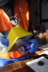 France, Bas-Rhin (67), Schiltigheim, intervention d'ingénieurs de l’Agence nationale pour la gestion des déchets radioactifs (Andra) chez des particuliers pour enlever la radioactivité d’un modèle rare de fontaine au radium centenaire, le contaminamètre mesure le niveau de contamination radioactive résiduelle, ici sur le verre