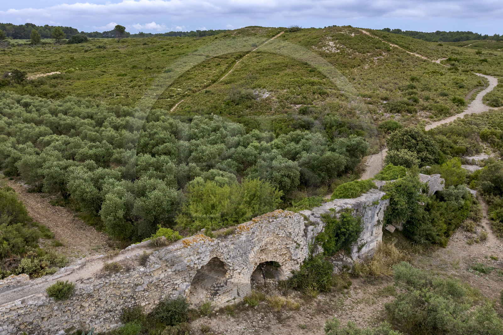 France, Bouches-du-Rhône (13), Fontvieille, l'Aqueduc de Barbegal, le pont Simian vestige gallo-romain vers le chemin du Grand Clos (vue aérienne)
