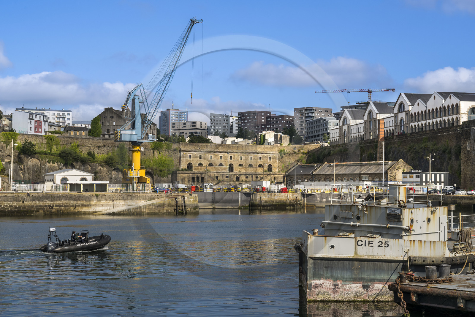 France, Finistère (29), Brest, l'arsenal, le port militaire est une base navale de la Marine nationale, fusiliers marins patrouillant sur la rivière Penfeld, l’anse de Pontaniou et le batiment aux Lions en arrière plan