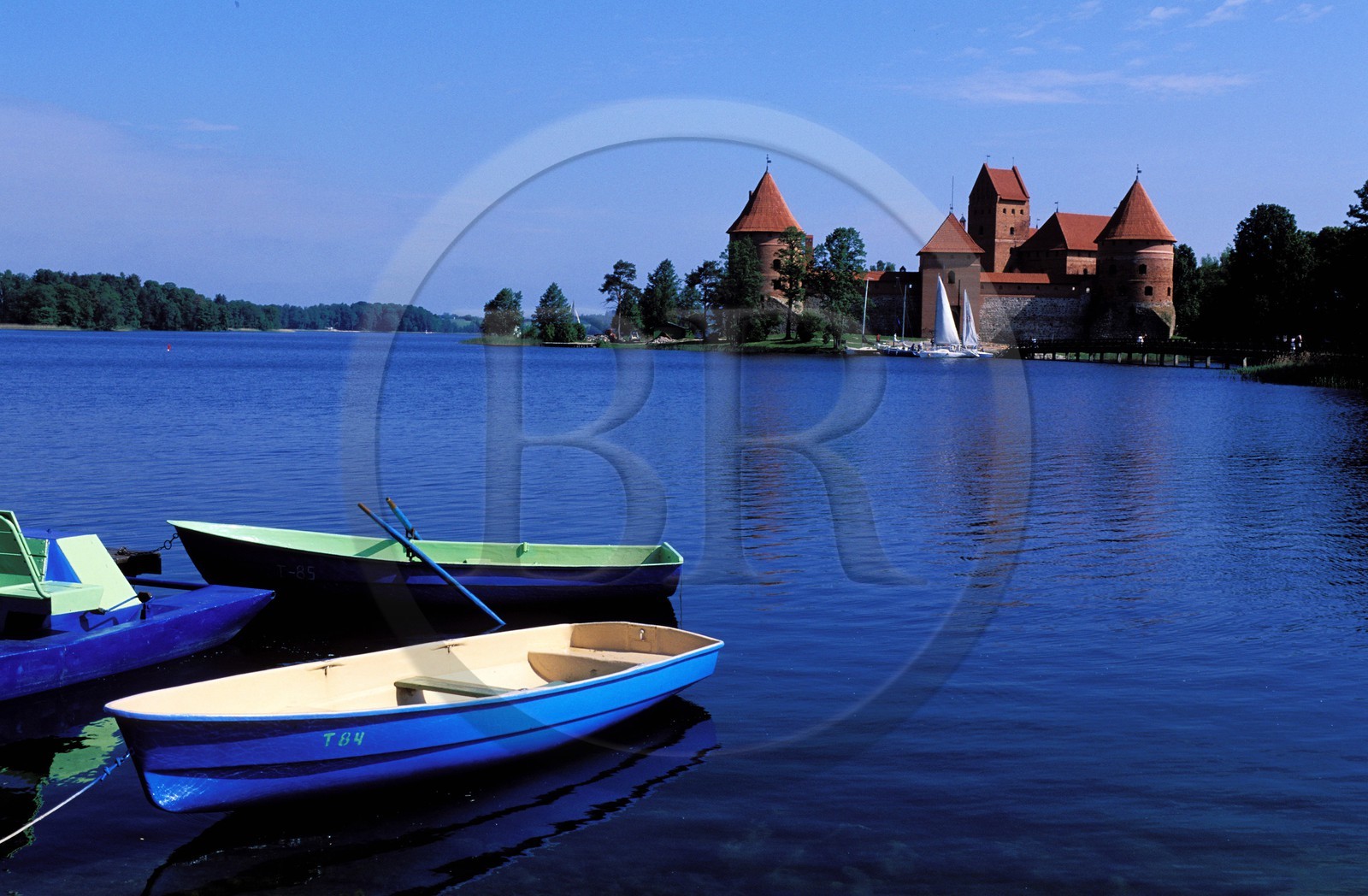 Lituanie (Pays Baltes), Trakai, château de Trakai (le plus célèbre château du pays) au milieu du lac de Galve