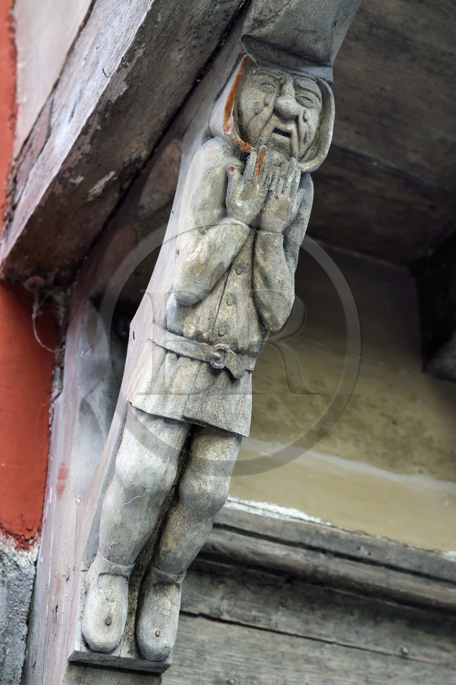 France, Haute-Loire (43), Brioude, maison du célébre contrebandier du XVIIe siècle Louis Mandrin, consoles ornées de sculptures atlantes réalisées vers 1940
