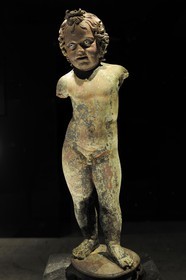 France, Hérault (34), le Cap d’Agde, le musée de l’Éphèbe est consacré à l’archéologie sous-marine et subaquatique, statue romaine (Cupidon) datées entre le Ier siècle avant et le Ier siècle de notre ère