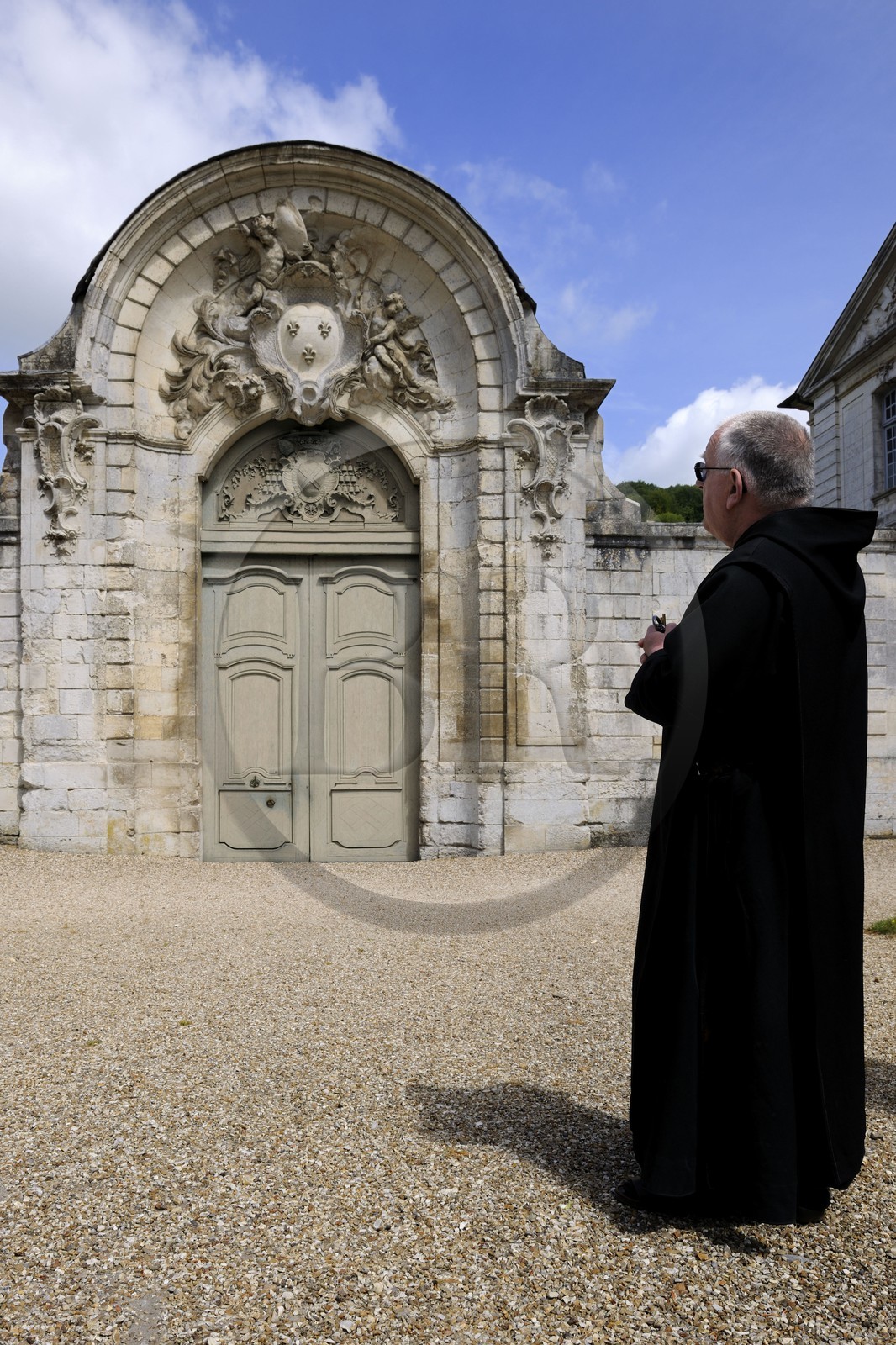 France, Seine-Maritime (76), Saint-Wandrille-Rançon, Abbaye de Saint-Wandrille, anciennement abbaye de Fontenelle, abbaye bénédictine fondée au VIIe siècle, Tympan du portail de Jarente, comportant le blason de l'abbaye