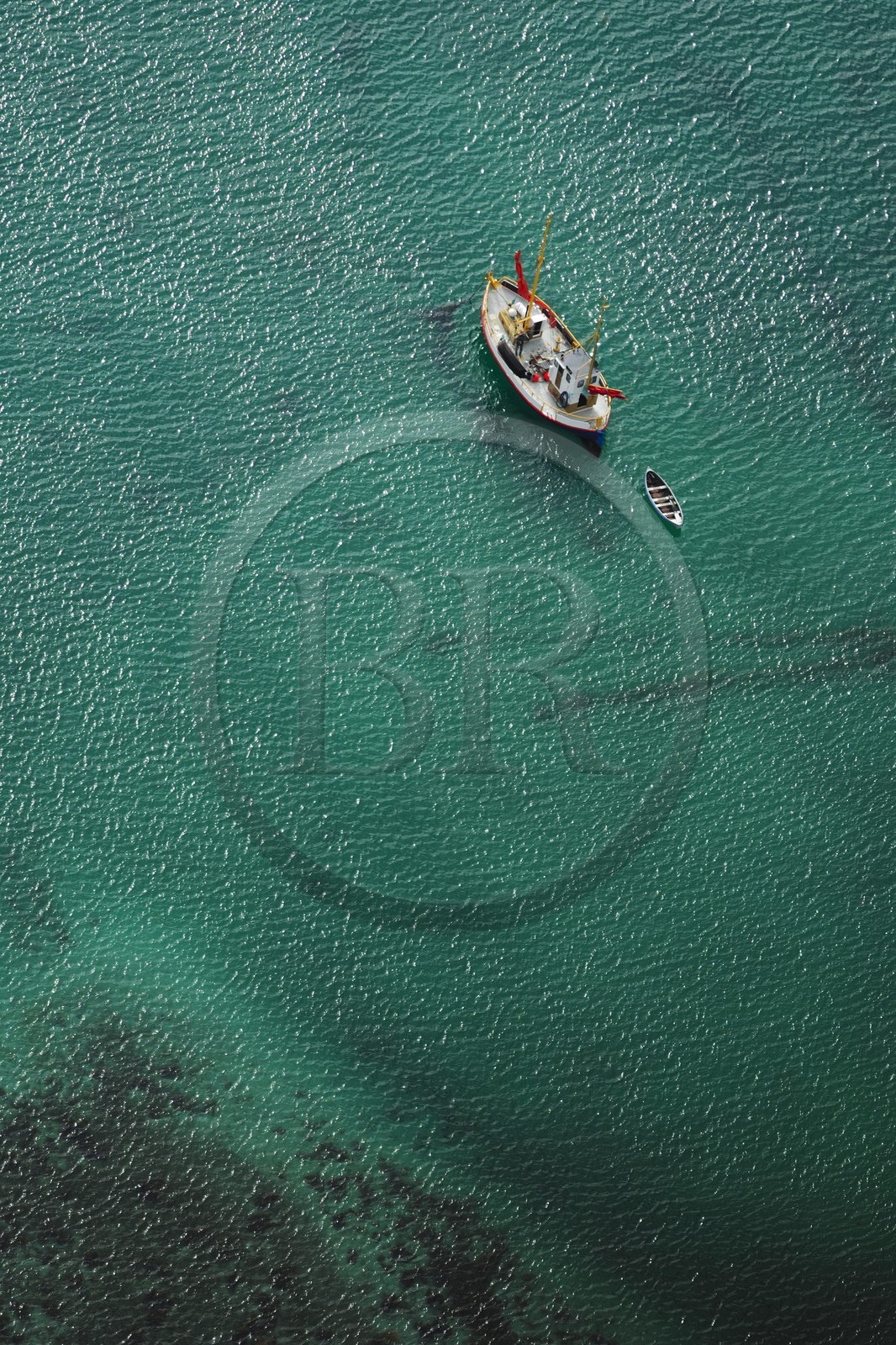 Norvège, Troms, bateau de pêche dans le Solbergfjorden au sud de Tromso (vue aérienne)