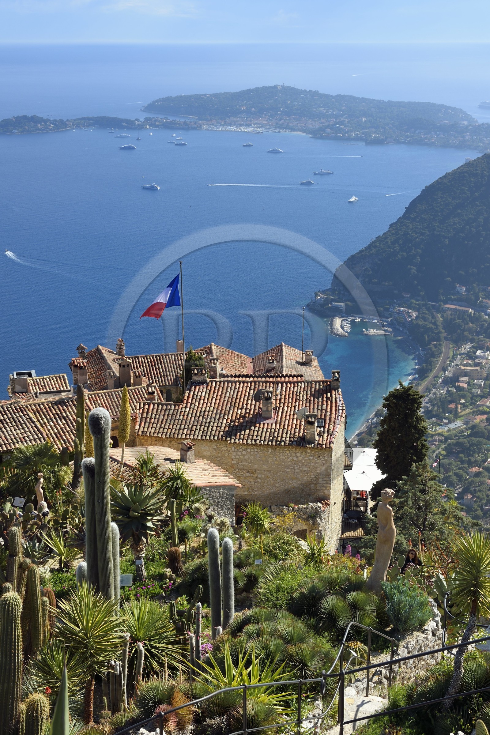 France, Alpes Maritimes (06), le village perché d'Eze et son Jardin Exotique classé Jardin Remarquable, Saint-Jean-Cap-Ferrat en arrière plan