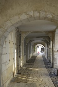 France, Charente-Maritime (17), La Rochelle, arcades de la rue de l'Escale