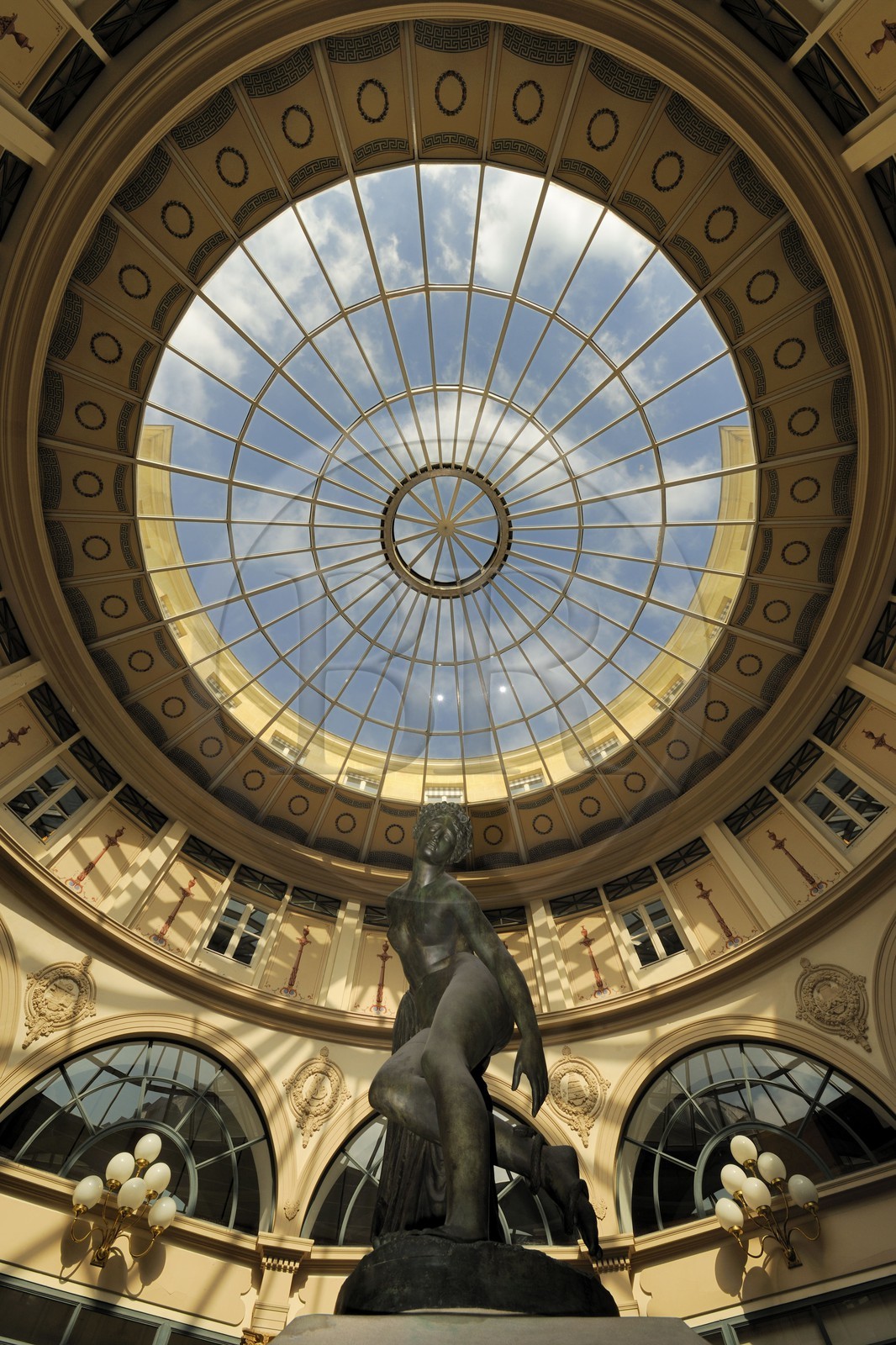 France, Paris (75), Galerie Colbert (1826), statue Eurydice piquée par un serpent par Nanteuil-Lebeuf dit Nanteuil au centre de la rotonde