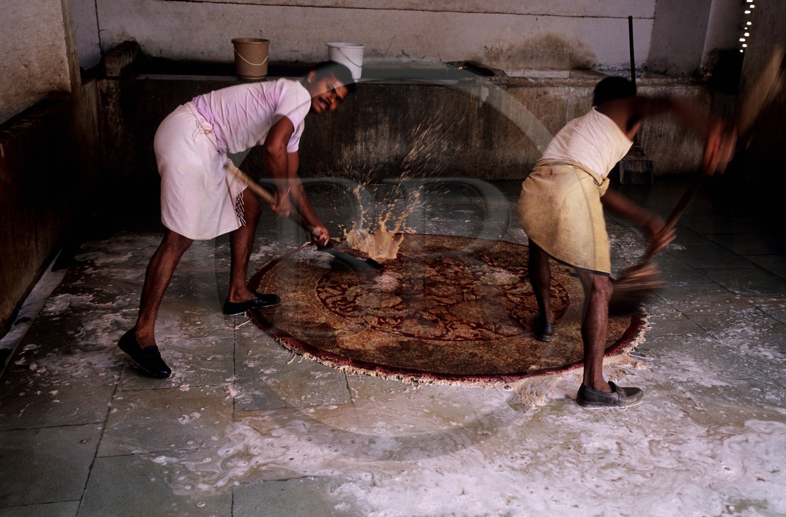 Inde, état du Rajasthan, Jaipur, étape de la fabrication d'un tapis, lavage énergique