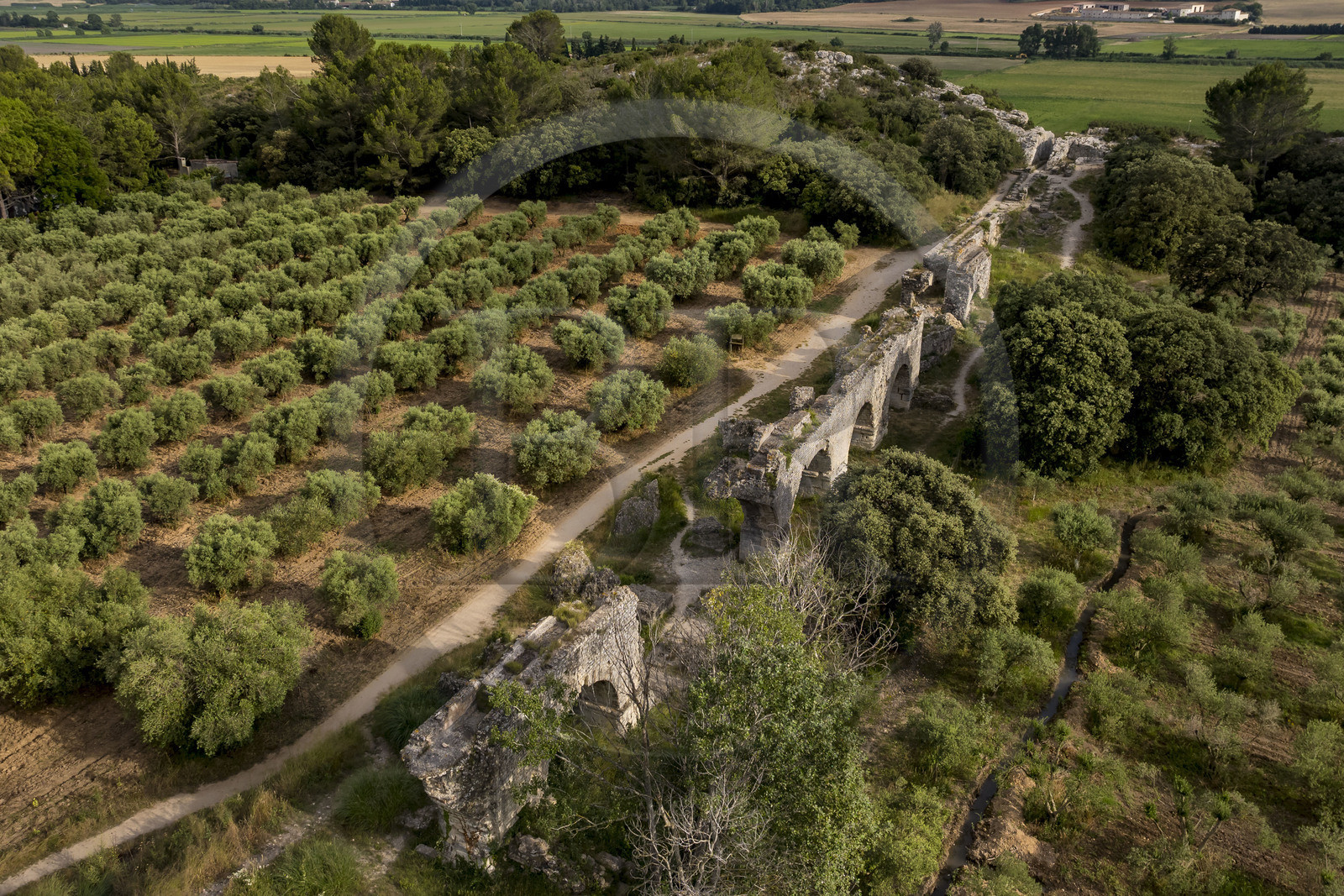 France, Bouches-du-Rhône (13), Fontvieille, chemin de Caparon, vestiges gallo-romain de l'Aqueduc de Barbegal, aqueduc qui a été doublé pour alimenter les 16 moulins de la meunerie de Barbegal au IIème siècle (vue aérienne)