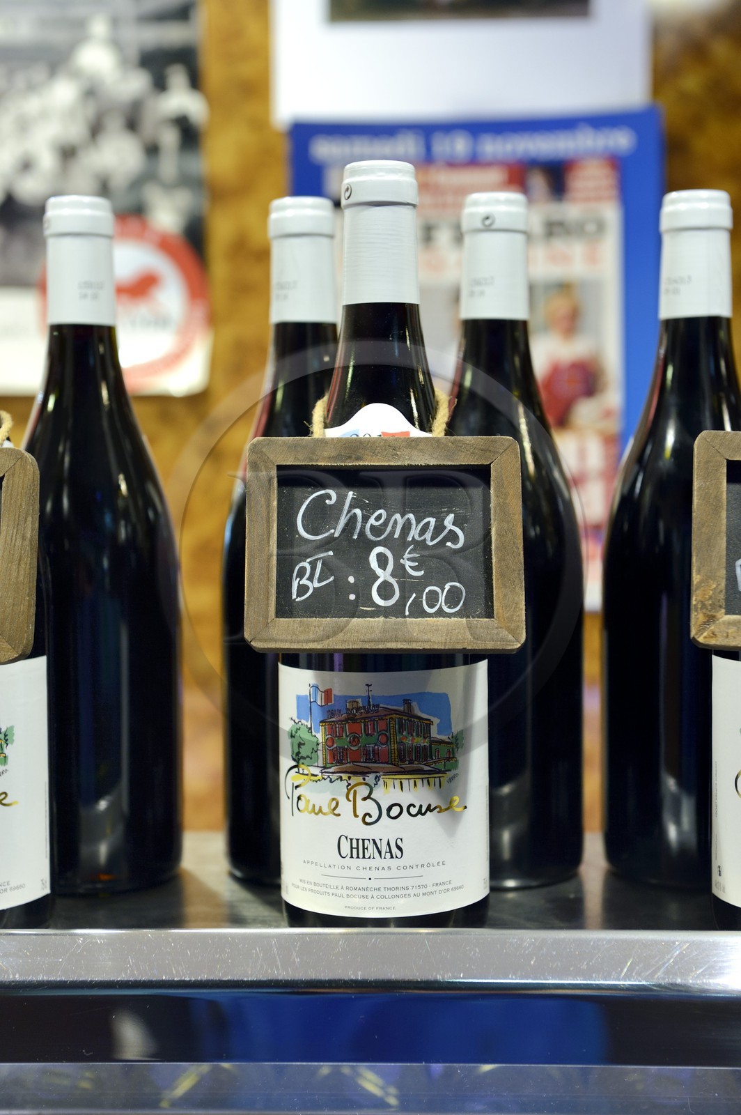 France, Rhône (69), Lyon, cours Lafayette, les Halles Paul Bocuse, bouteille de vin labellisée Paul Bocuse